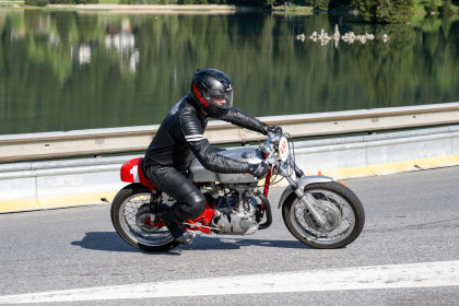 #430 Philipp Liesch (Brienz/Brinzauls), Ducati 350 Sport Corsa Desmo (Baujahr:1970, 350 ccm, 42 PS)

Lenzerheide, 03. Juni 2023

——————————————
Web: https://suter.photo
Instagram: suter.photo
——————————————

©suter.photo 2023