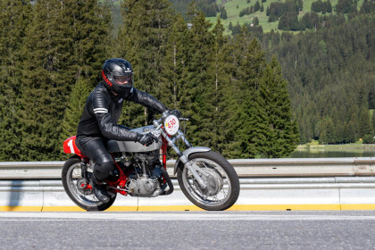 #430 Philipp Liesch (Brienz/Brinzauls), Ducati 350 Sport Corsa Desmo (Baujahr:1970, 350 ccm, 42 PS)

Lenzerheide, 03. Juni 2023

——————————————
Web: https://suter.photo
Instagram: suter.photo
——————————————

©suter.photo 2023