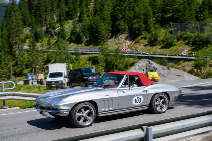 Moser Manfred aus Udligenswil mit der Startnummer 103 in einem Chevrolet Corvette Stingray, Jahrgang 1965, in der Klasse Alpine Performance.