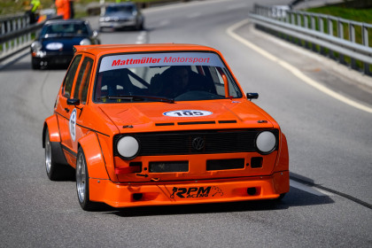 Tettamanti Reto aus Zurich mit der Startnummer 105 in einem VW Golf 1, Jahrgang 1983, in der Klasse Alpine Performance.