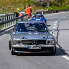 Wolff Christian aus Vilgertshofen mit der Startnummer 107 in einem Mercedes Benz C107, Jahrgang 1981, in der Klasse Alpine Performance.