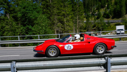 Notter Hans aus Boswil mit der Startnummer 113 in einem Ferrari DINO 246 GTS, Jahrgang 1974, in der Klasse Alpine Performance.