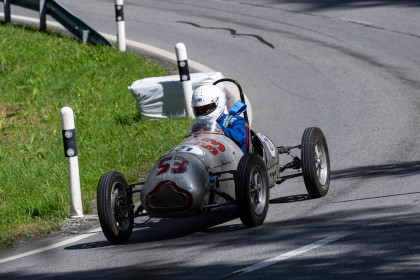 Zumstein Max aus Attiswil mit der Startnummer 121 in einem Cooper F3 MK3, Jahrgang 1949, in der Klasse Alpine Performance.