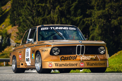 Portmann Roland aus Egg mit der Startnummer 506 in einem BMW 2002, Jahrgang 1975, in der Klasse Competition.