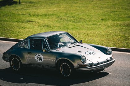 Franceschetti Alberto aus Andermatt mit der Startnummer 314 in einem Porsche 911 ST 2.3, Jahrgang 1969, in der Klasse Sport Trophy.