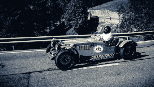 Bächli Hansueli aus Lenzburg mit der Startnummer 334 in einem Alvis Grenfell, Jahrgang 1932, in der Klasse Sport Trophy.